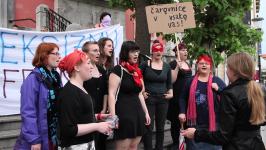 Sasha Ihnatovich,  Luksuz produkcija - Hrabra feministka